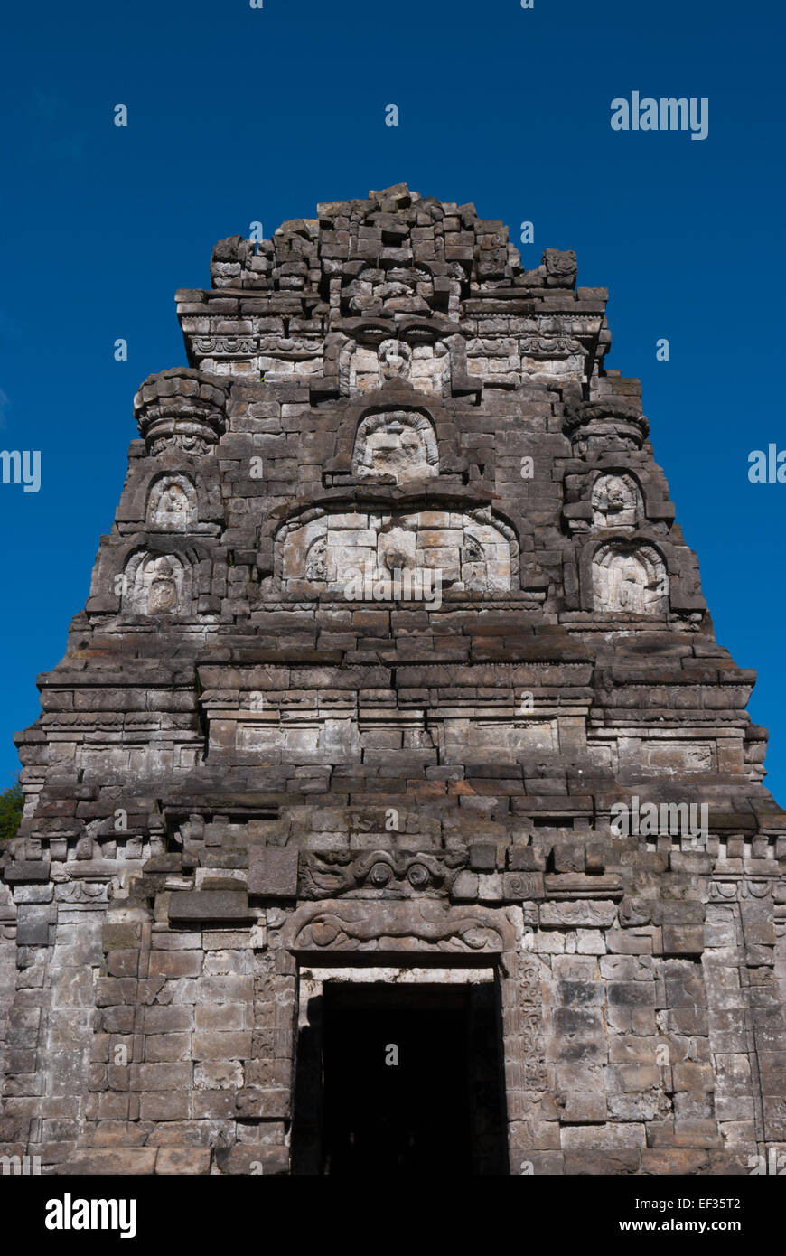 Templo Bima, antiguo templo hindú en la meseta de Dieng, que se encuentra administrativamente en Batur, Banjarnegara, Java Central, Indonesia. Foto de stock