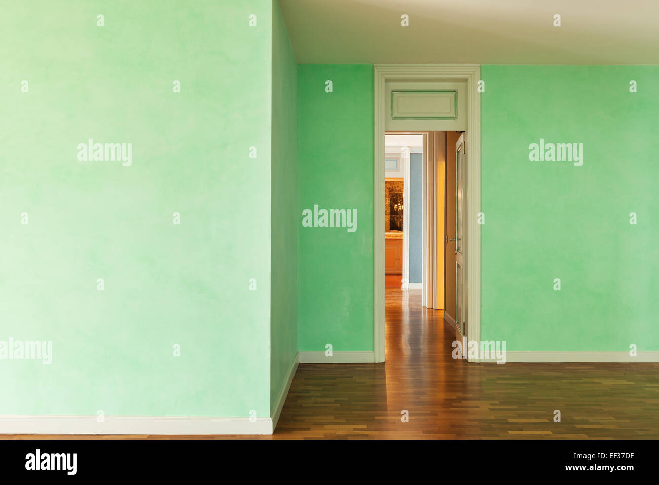 Interior casa, pared verde, suelo de parquet Foto de stock