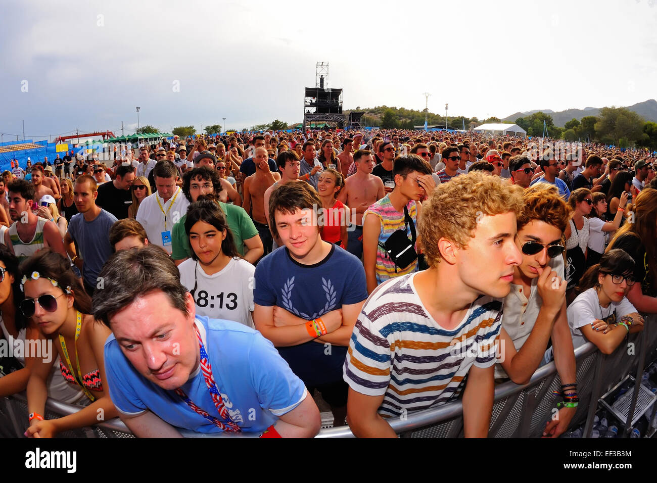 BENICASSIM, España - 19 de julio: Gente de la audiencia en un concierto en el FIB Festival en julio 19, 2014 en Benicassim, España. Foto de stock