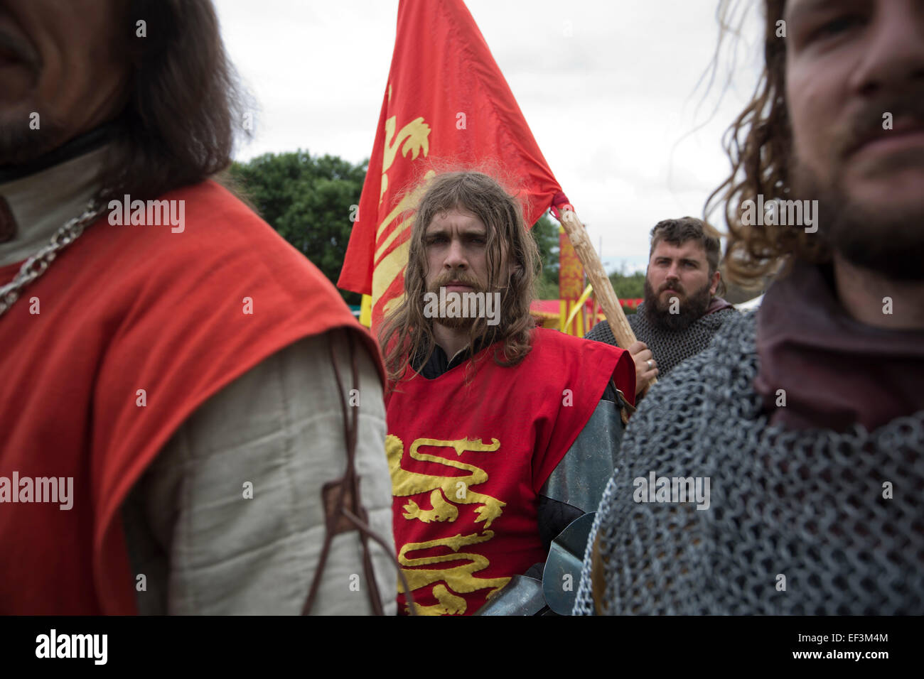 Los participantes van vestidos como Edward II y sus hombres toman parte en una escena de batalla de Bannockburn vivo, en Bannockburn, Stirlingshire. Foto de stock