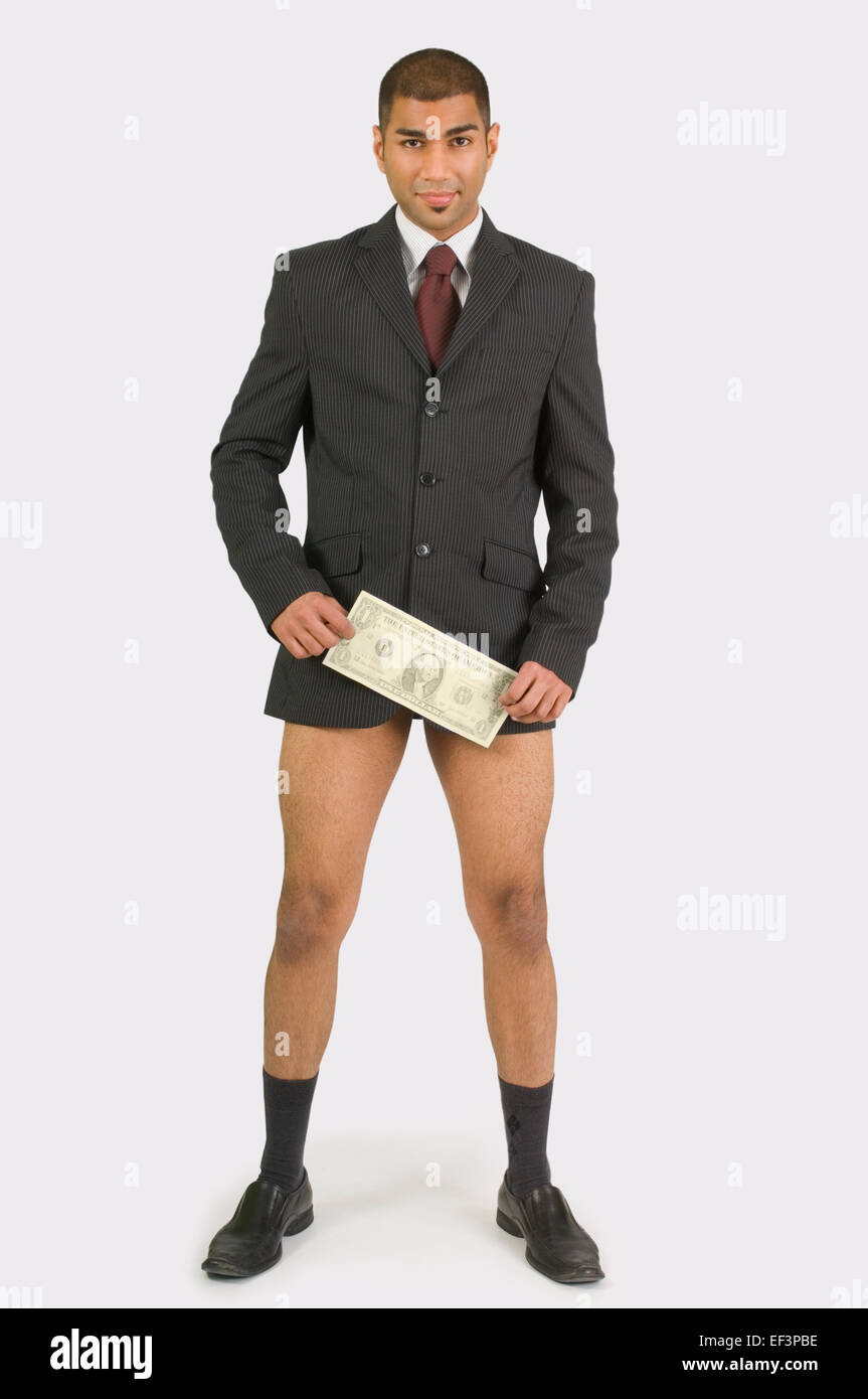 Pantalón menos empresario sosteniendo un billete de dólar sobredimensionado Foto de stock