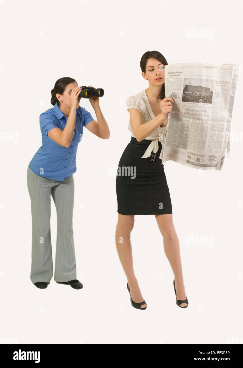 Mujer mirando a través de binoculares a otra mujer Foto de stock