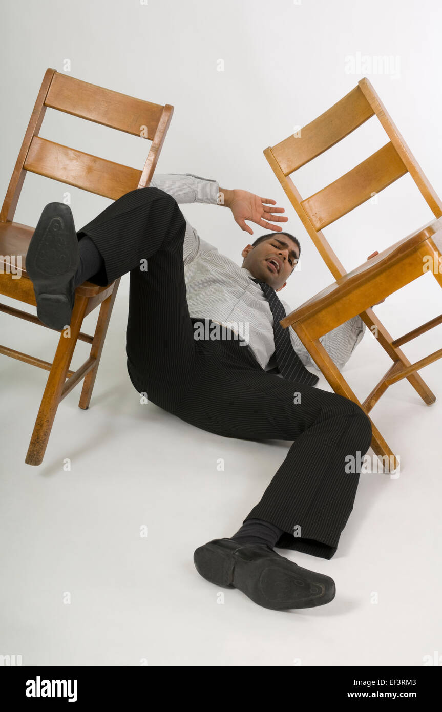Hombre caerse de una silla Fotografía de stock - Alamy