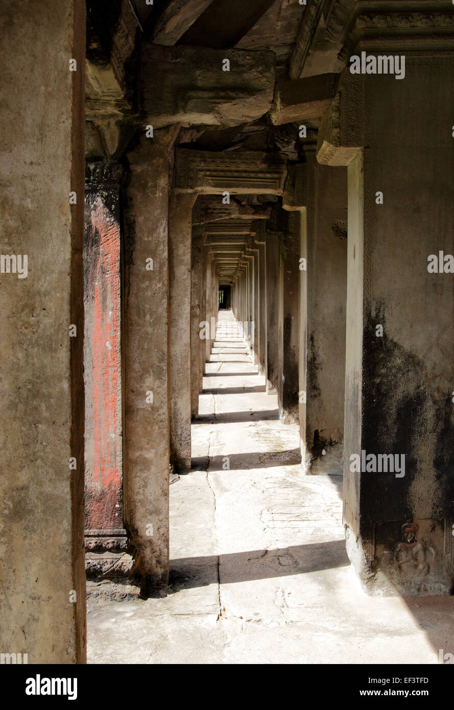 Perspectiva de la antigua columnata en Angkor Wat, Camboya Foto de stock