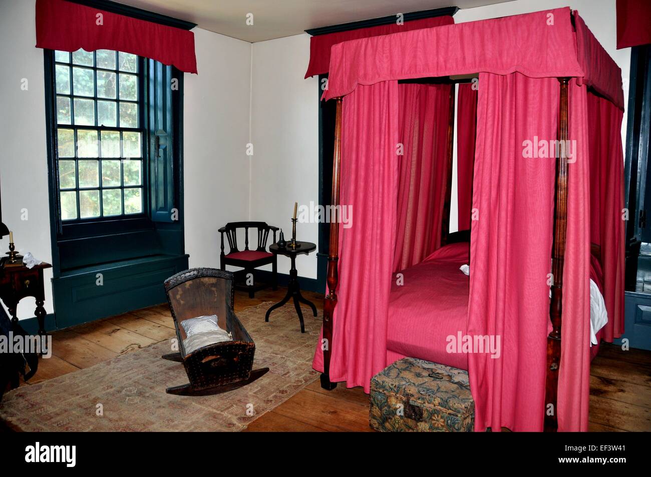 NYC: cama con dosel y cuna del niño en segunda planta dormitorio oriental  en el año 1748 de la era Georgiana Van Cortlandt Manor House Fotografía de  stock - Alamy