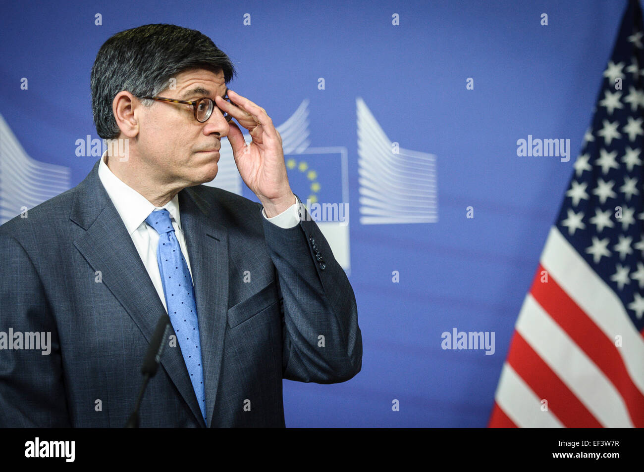 El Secretario del Tesoro Norteamericano, Jack Lew da una conferencia de prensa tras una reunión en la sede de la Comisión de la UE en Bruselas, Bélgica, el 26.01.2015 Saavedra dijo que la economía de EE.UU. todavía necesita para continuar impulsando el crecimiento, y que nosotros solos no podían conducir la recuperación económica mundial. Los informes también estado Saavedra dijo que Grecia está pasando a resolver sus problemas después de tener que tomar decisiones difíciles. En el ínterin, los mercados financieros europeos el lunes restado importancia a la noticia de que el anti-austeridad SYRIZA parte había surgido como el vencedor en las elecciones nacionales de Grecia, con ambas acciones y el euro gana terreno. Por Wiktor Dabk Foto de stock