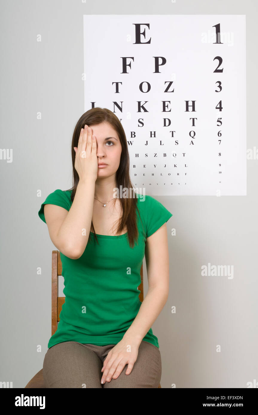 Mujer que prueba ocular Foto de stock