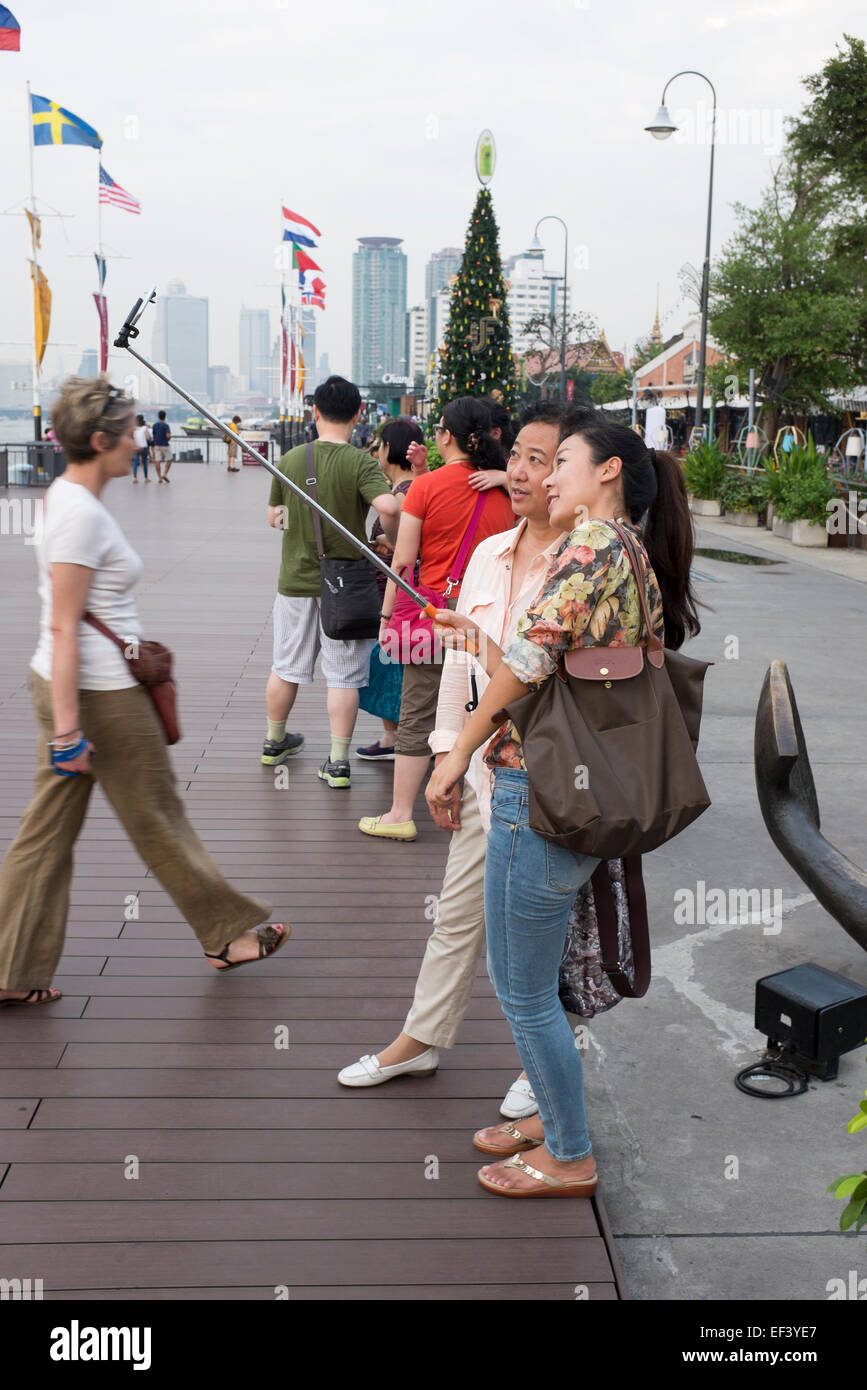 Posando con cámara Selfie Stick en asiatique Riverfront en Bangkok Foto de stock