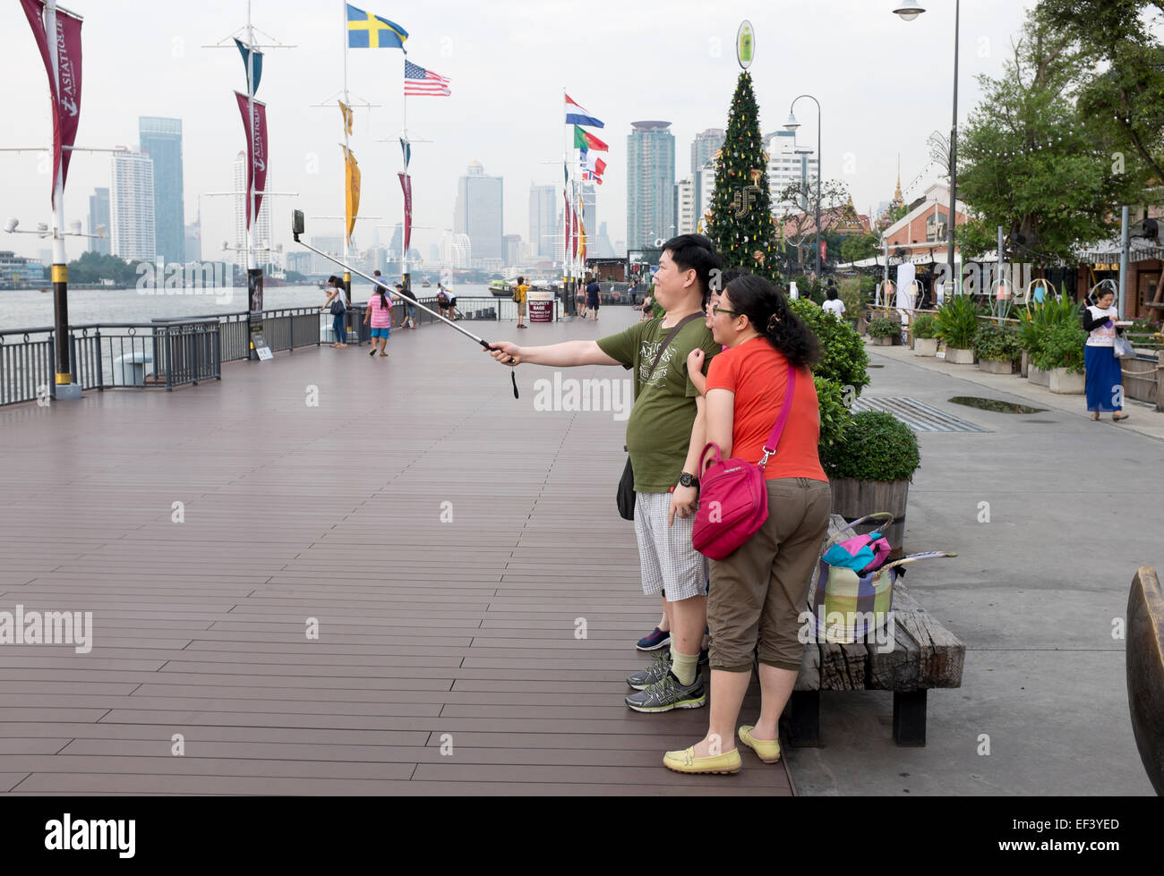 Posando con cámara en un Selfie Stick en asiatique Riverfront en Bangkok Foto de stock