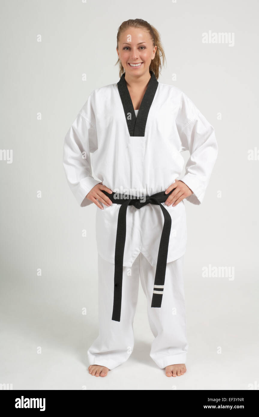 Mujer vistiendo uniforme de karate Fotografía de stock - Alamy
