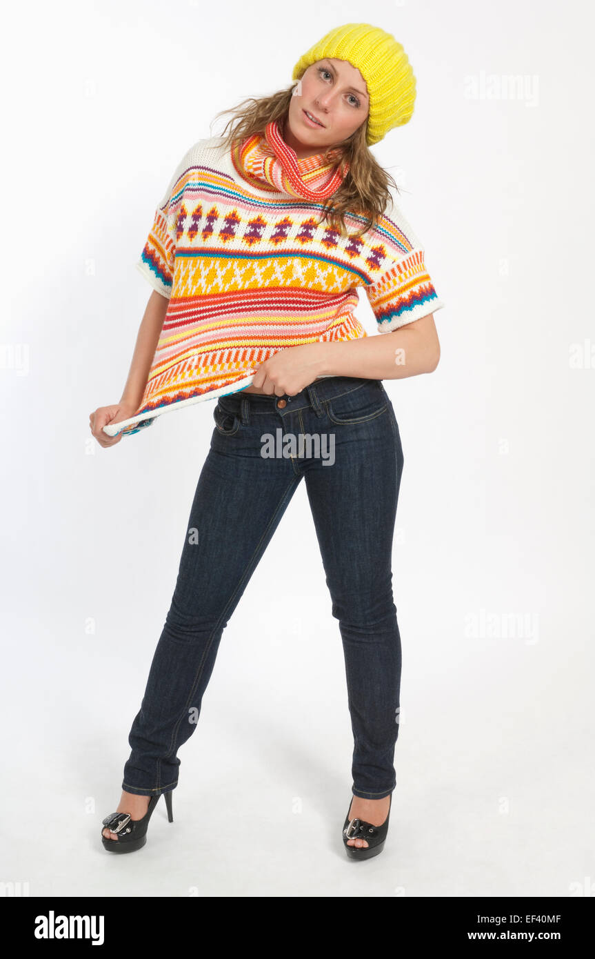 Mujer vistiendo pantalones vaqueros y un suéter Foto de stock