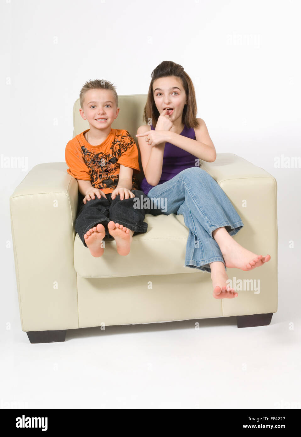 Hermanos sentados juntos Foto de stock