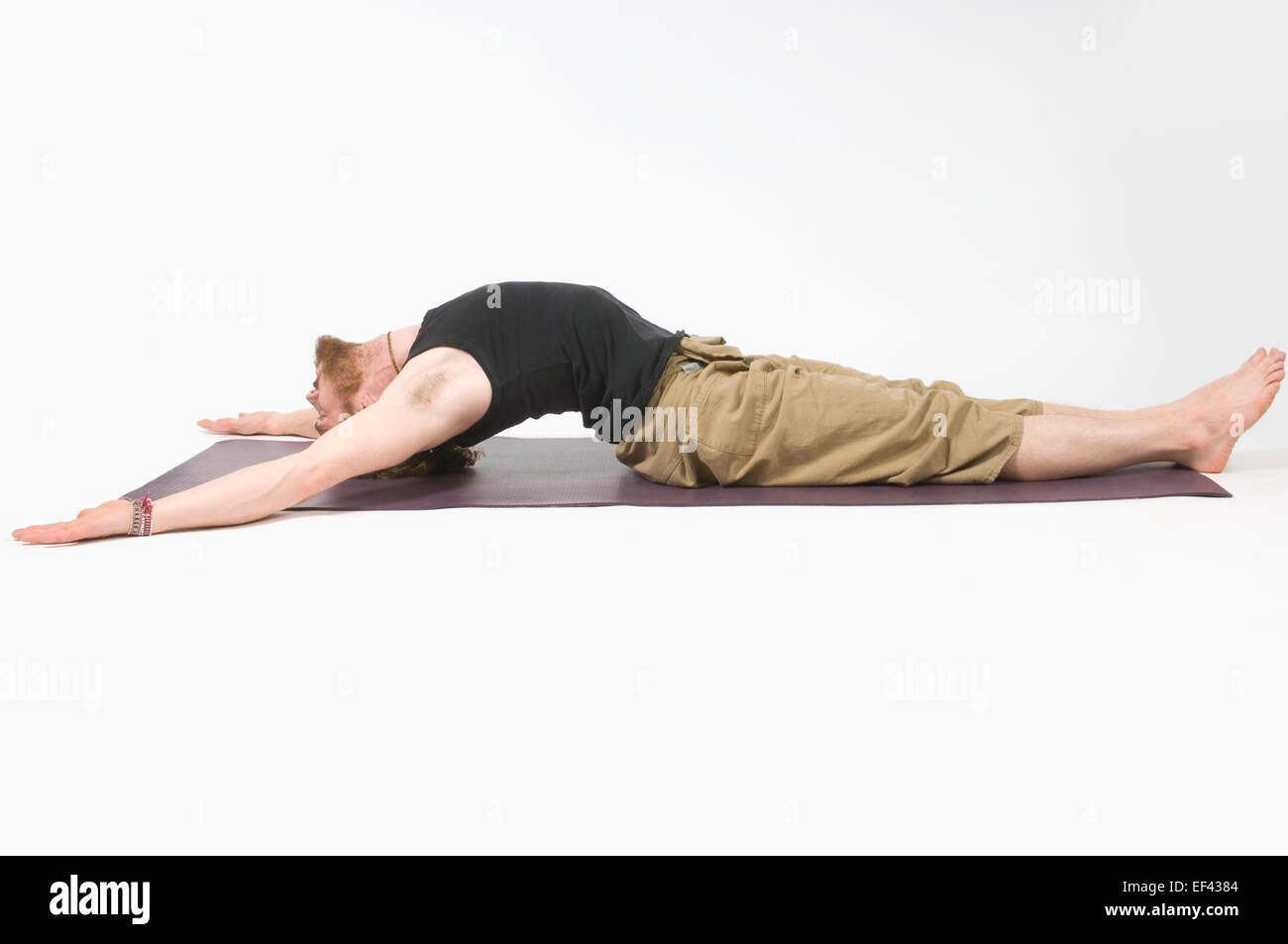 Hombre haciendo yoga Foto de stock