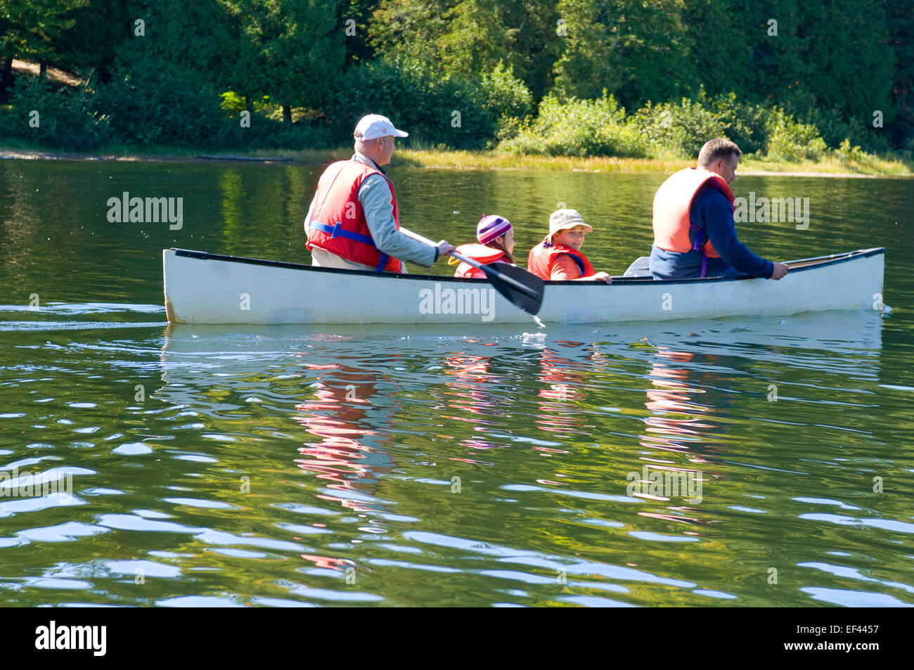 Familia con niños en una canoa. Foto de stock