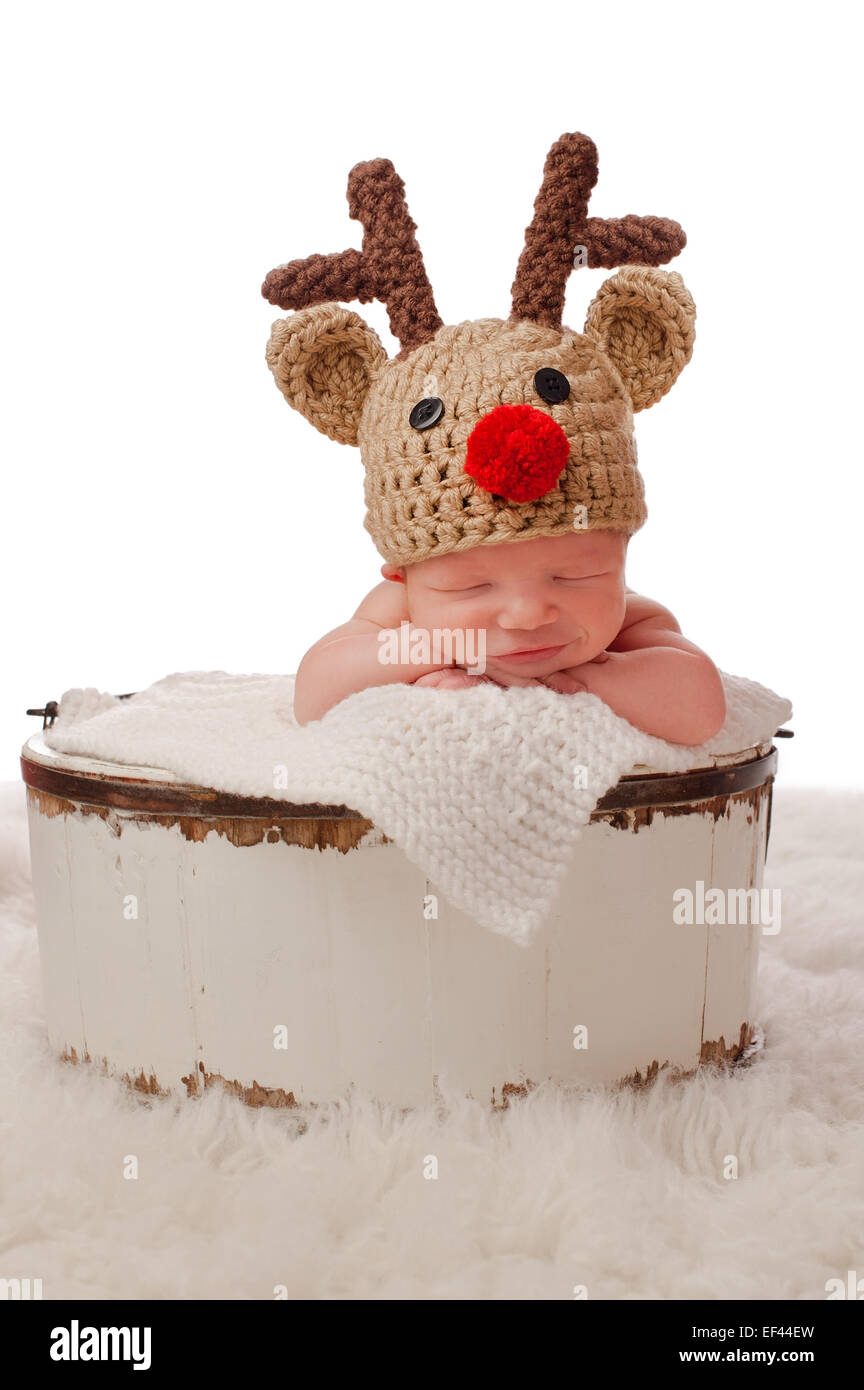 Un Sonriente Ocho Dias De Edad Bebe Recien Nacido Nino Usando Un Sombrero De Reno De Nariz Roja Y Sentado En Una Cuchara De Madera Antigua Fotografiado Fotografia De Stock Alamy Un Sonriente Ocho Dias De Edad Bebe Recien Nacido Nino Usando Un Sombrero De Reno De Nariz Roja Y Sentado En Una Cuchara De Madera Antigua Fotografiado Fotografia De Stock Alamy