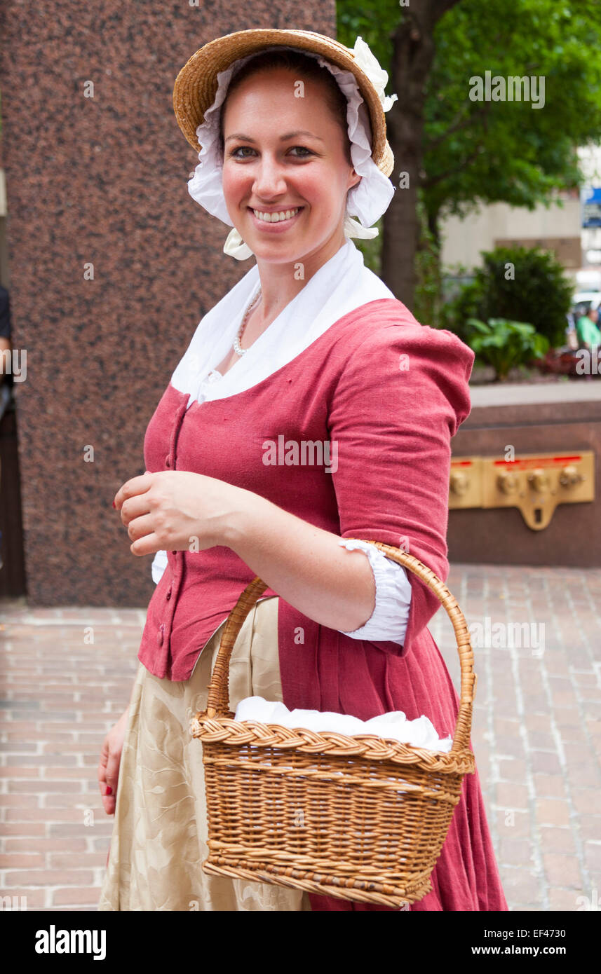 Mujer vestida con traje tradicional colonial, sosteniendo una cesta de  mimbre, Freedom Trail, Boston, Massachusetts, EE.UU Fotografía de stock -  Alamy