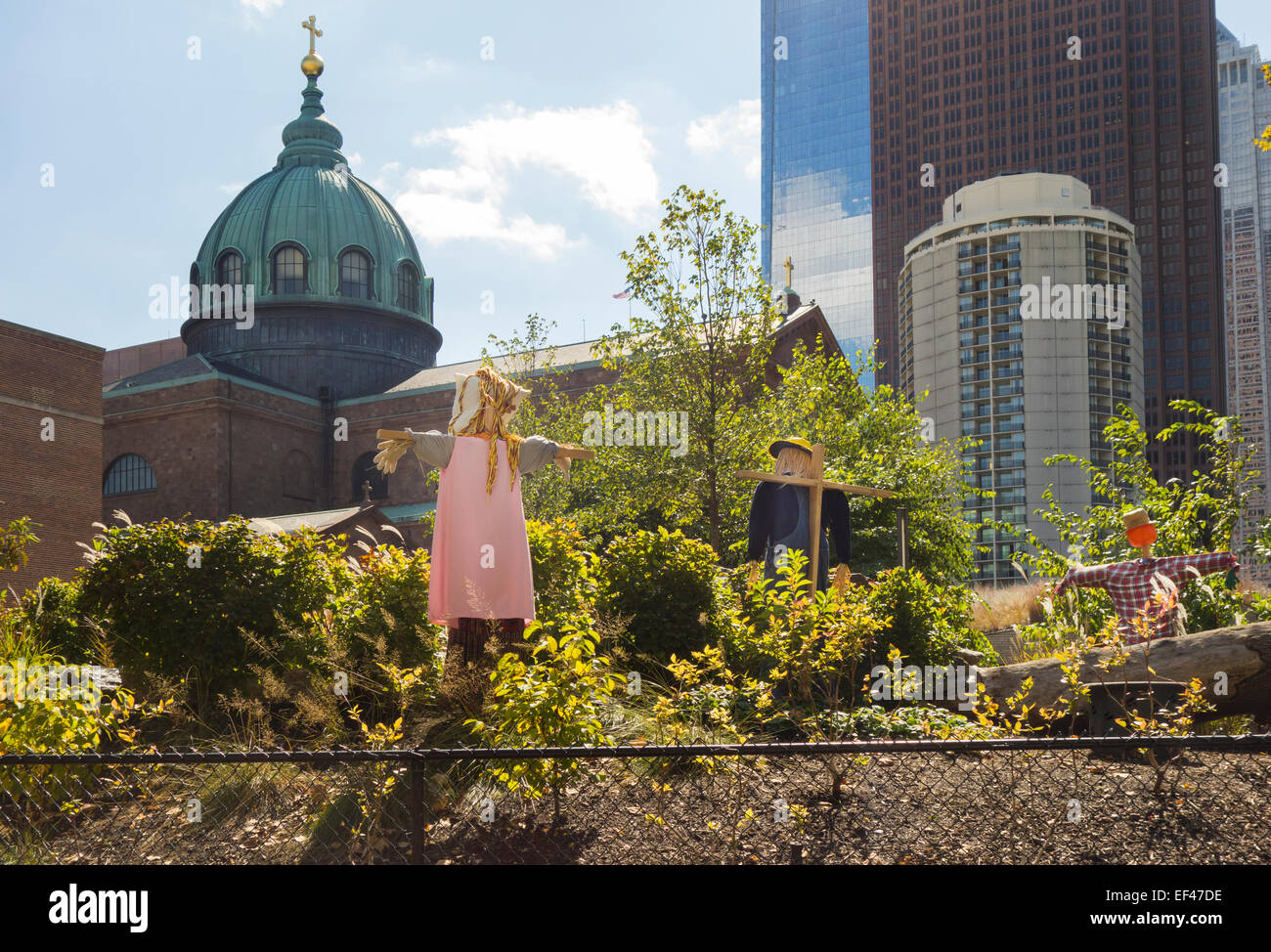 Espantapájaros en jardín público de Filadelfia, PA Foto de stock