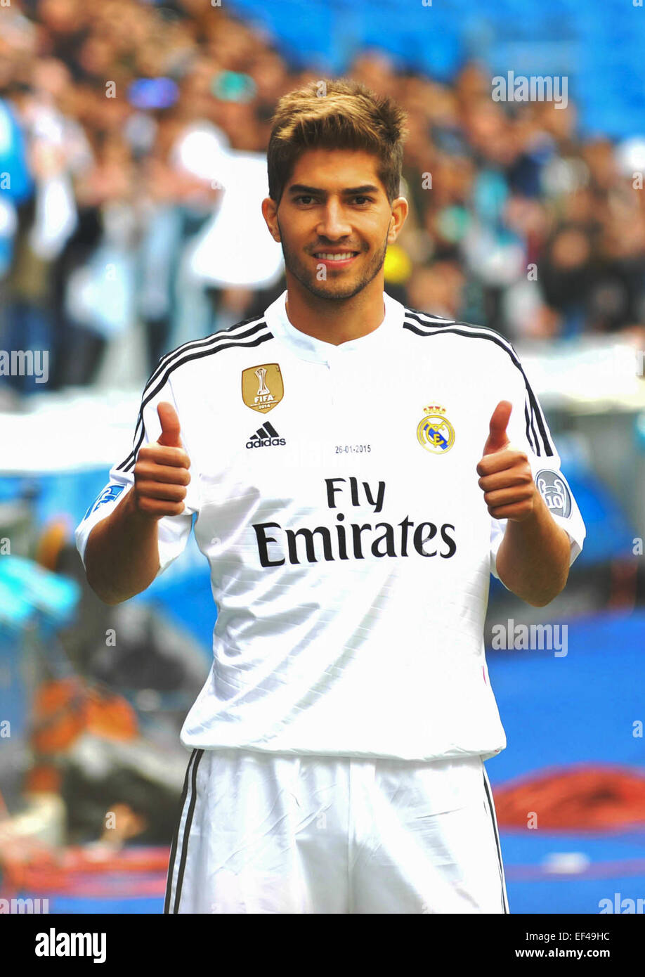 Madrid. El 26 de enero de 2015. Nuevo jugador del Real Madrid Lucas Silva  de Brasil gestos posa con su nueva camiseta durante su ceremonia de  presentación en el estadio Santiago Bernabeu