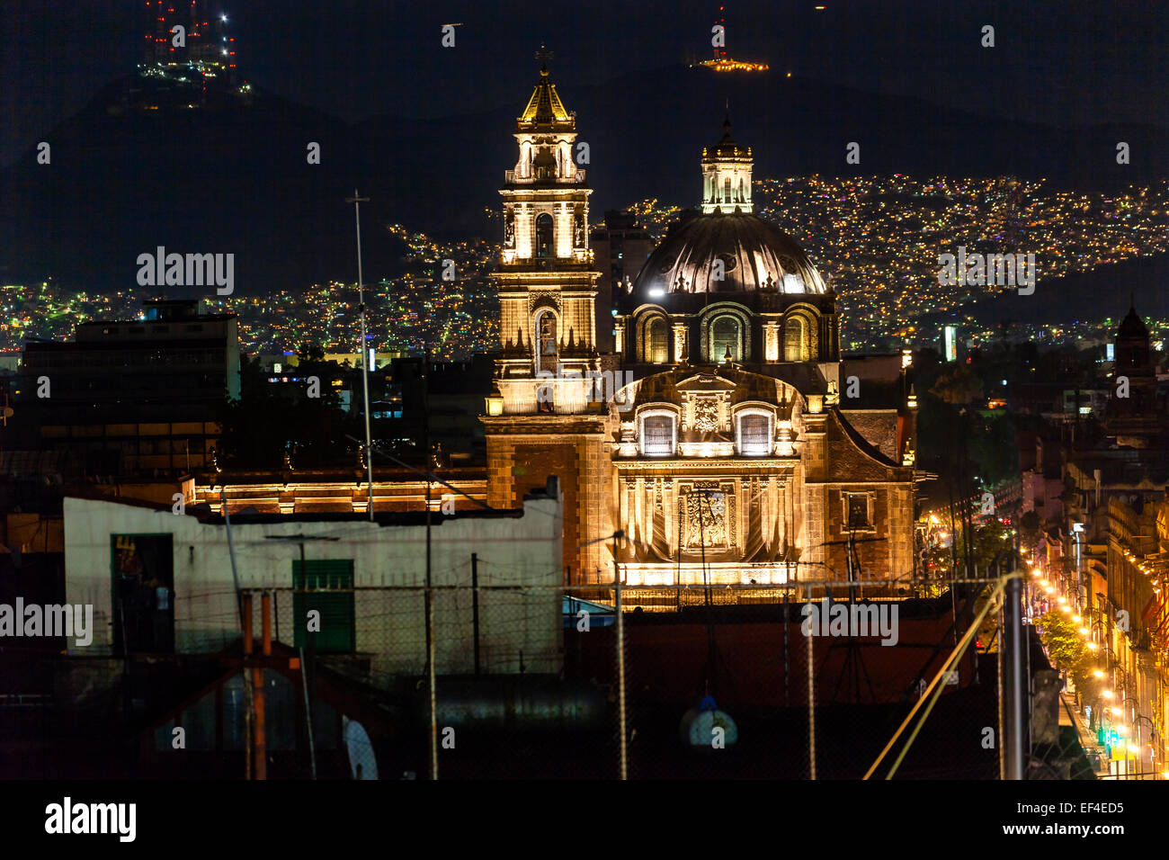 Plaza de Santa Domingo Iglesias luces zócalo, centro de la Ciudad de México La Noche de Navidad Foto de stock