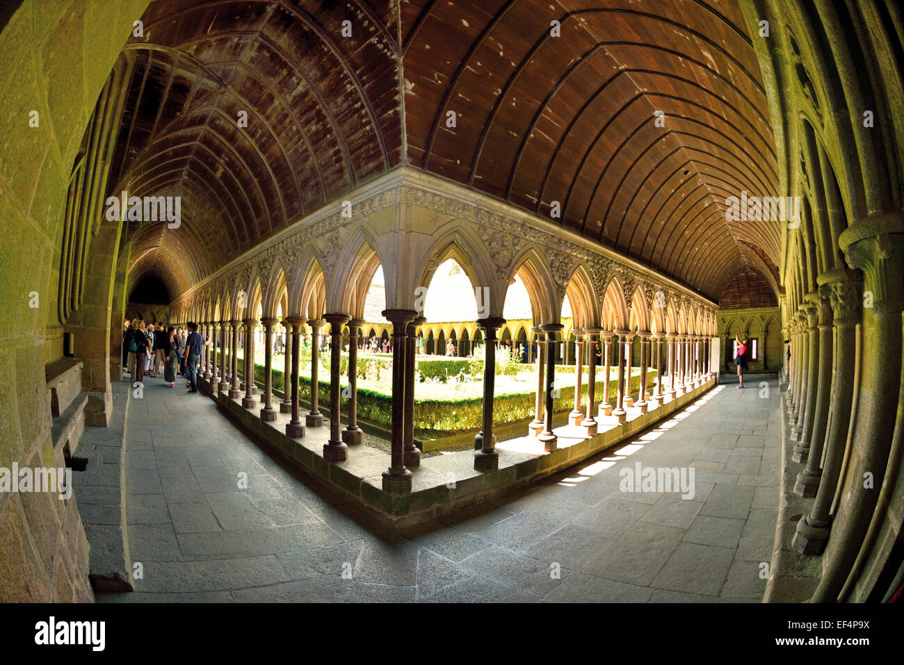 Francia, Normandía: claustro medieval de la Abadía Le Mont Saint Michel Foto de stock