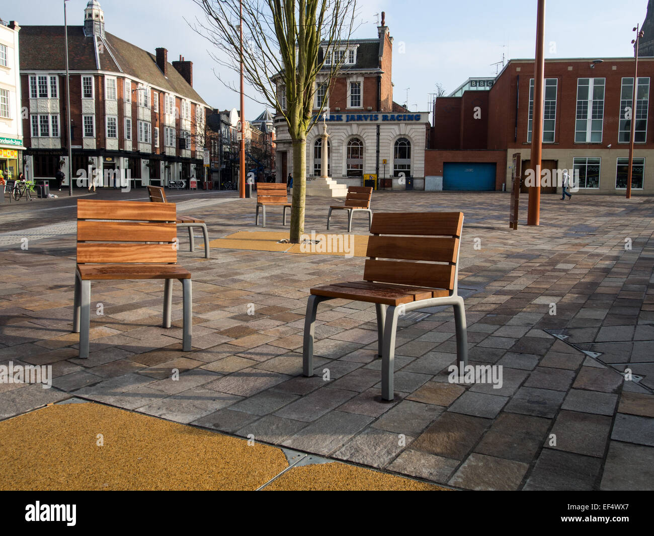 Mobiliario urbano: la madera en asientos de metal fija en la zona de pavimento de granito del Jubileo, Cuadrado, Highcross Leicester. Foto de stock