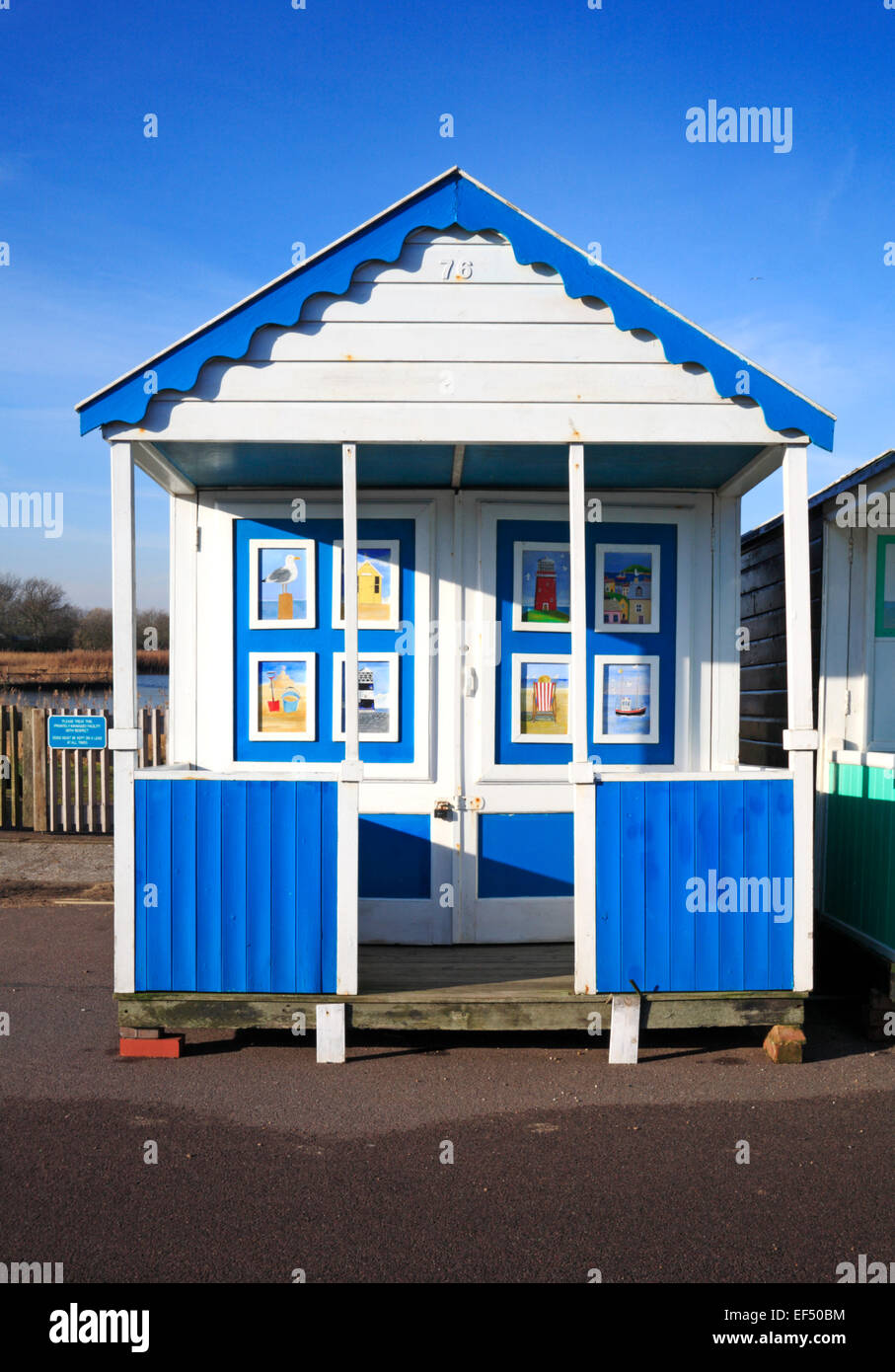 Una cabaña en la playa con imágenes coloridas en Southwold, Suffolk, Inglaterra, Reino Unido. Foto de stock