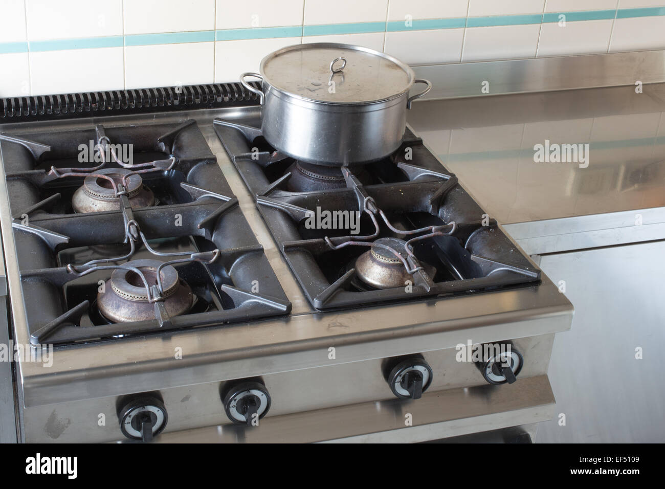 Espinoso autómata fricción Una olla grande de acero sobre la estufa de cocina en acero inoxidable  Fotografía de stock - Alamy