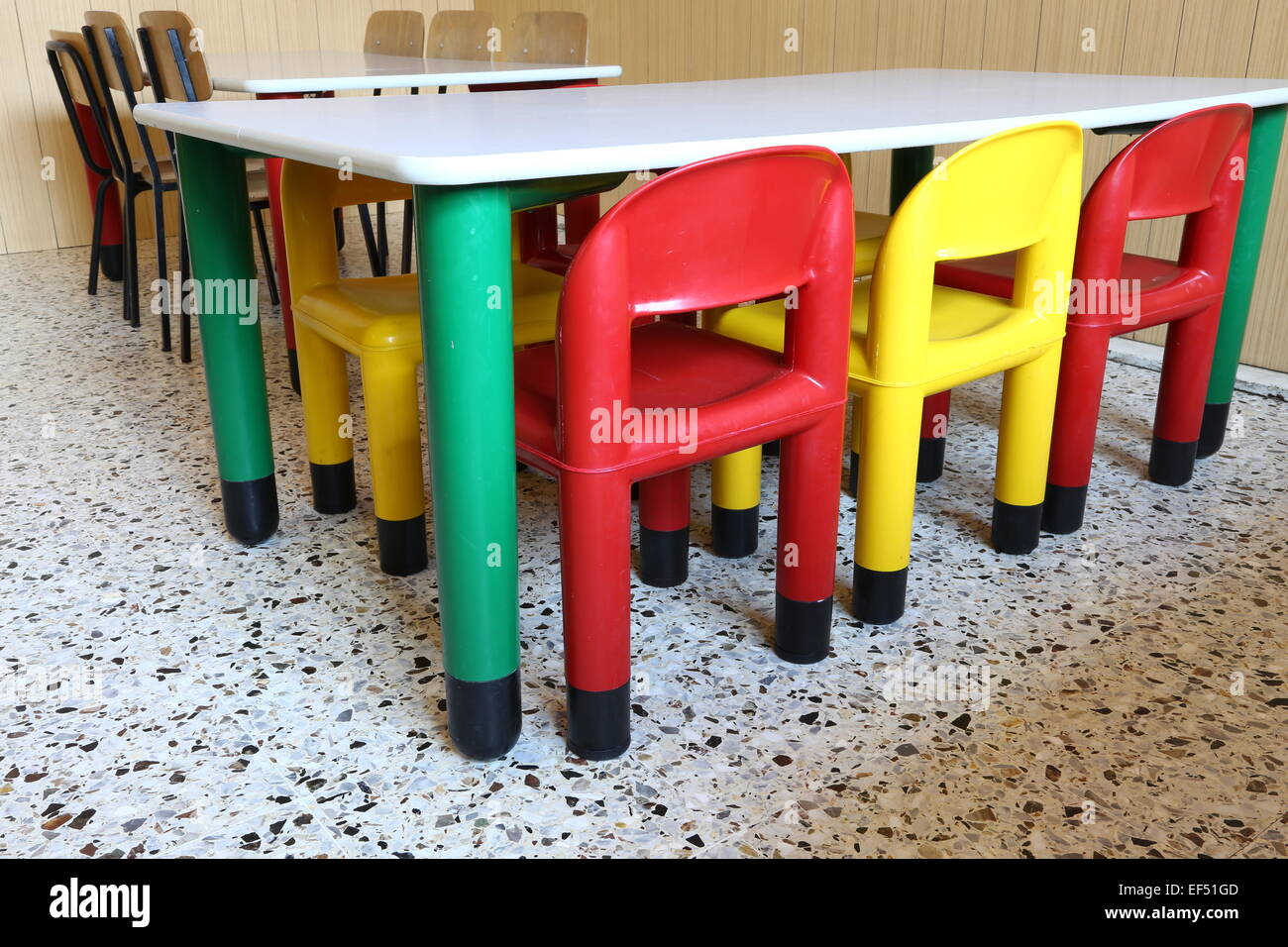 Sillas de plástico de color y pequeñas tablas en la clase de párvulos  Fotografía de stock - Alamy