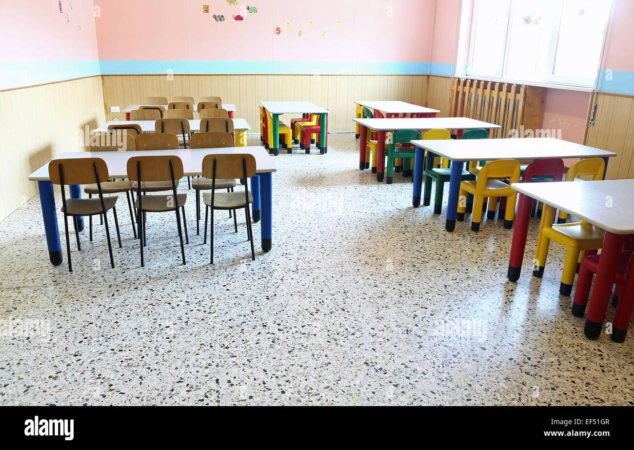 Refectorio de kindergarten pequeñas mesas para Fotografía de stock - Alamy