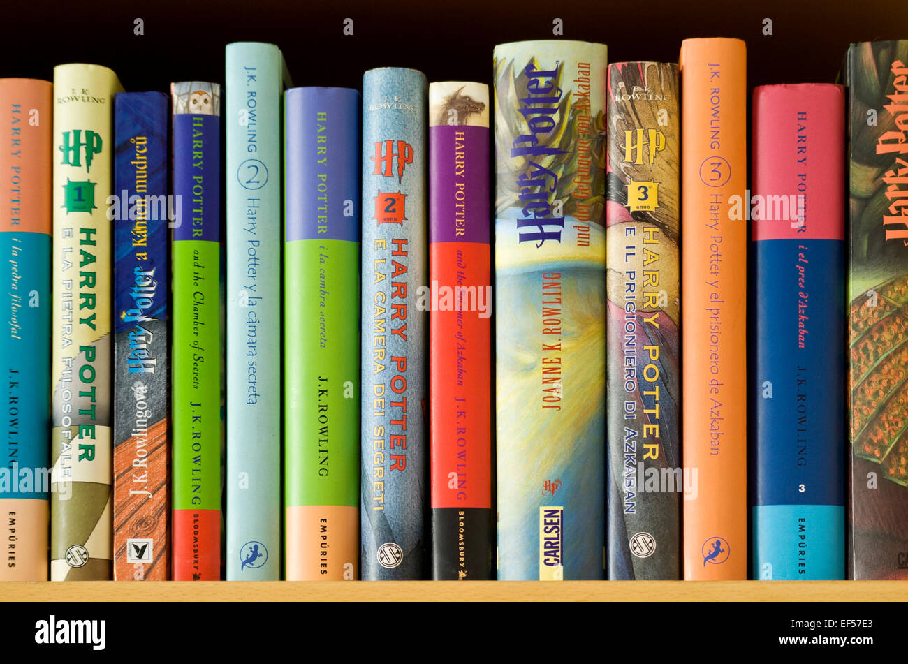 J.K. Rowling los libros de Harry Potter en la traducción. Italiano, Alemán,  Español, catalán y checo Fotografía de stock - Alamy