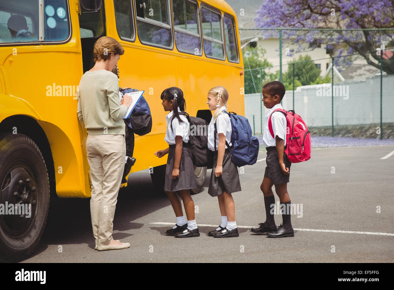 Cute Escolares Esperando Para Llegar En Bus De La Escuela Fotografia De Stock Alamy