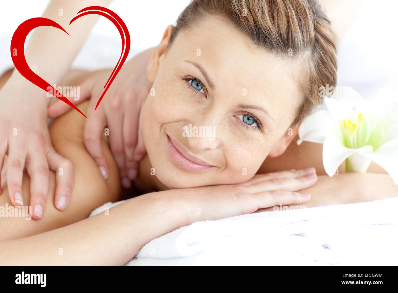 Imagen compuesta de encantado mujer disfrutando de un masaje en la espalda Foto de stock