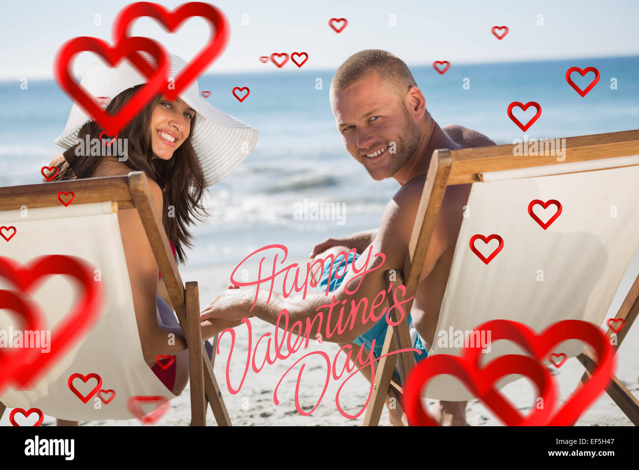 Imagen compuesta de linda pareja mirando mientras yacían en sus tumbonas Foto de stock
