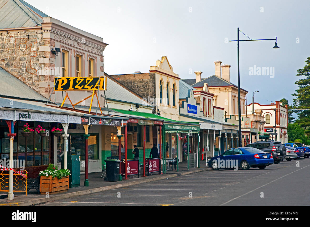 Tiendas y restaurantes en el principal barrio comercial de Port Fairy, Victoria, Australia Foto de stock