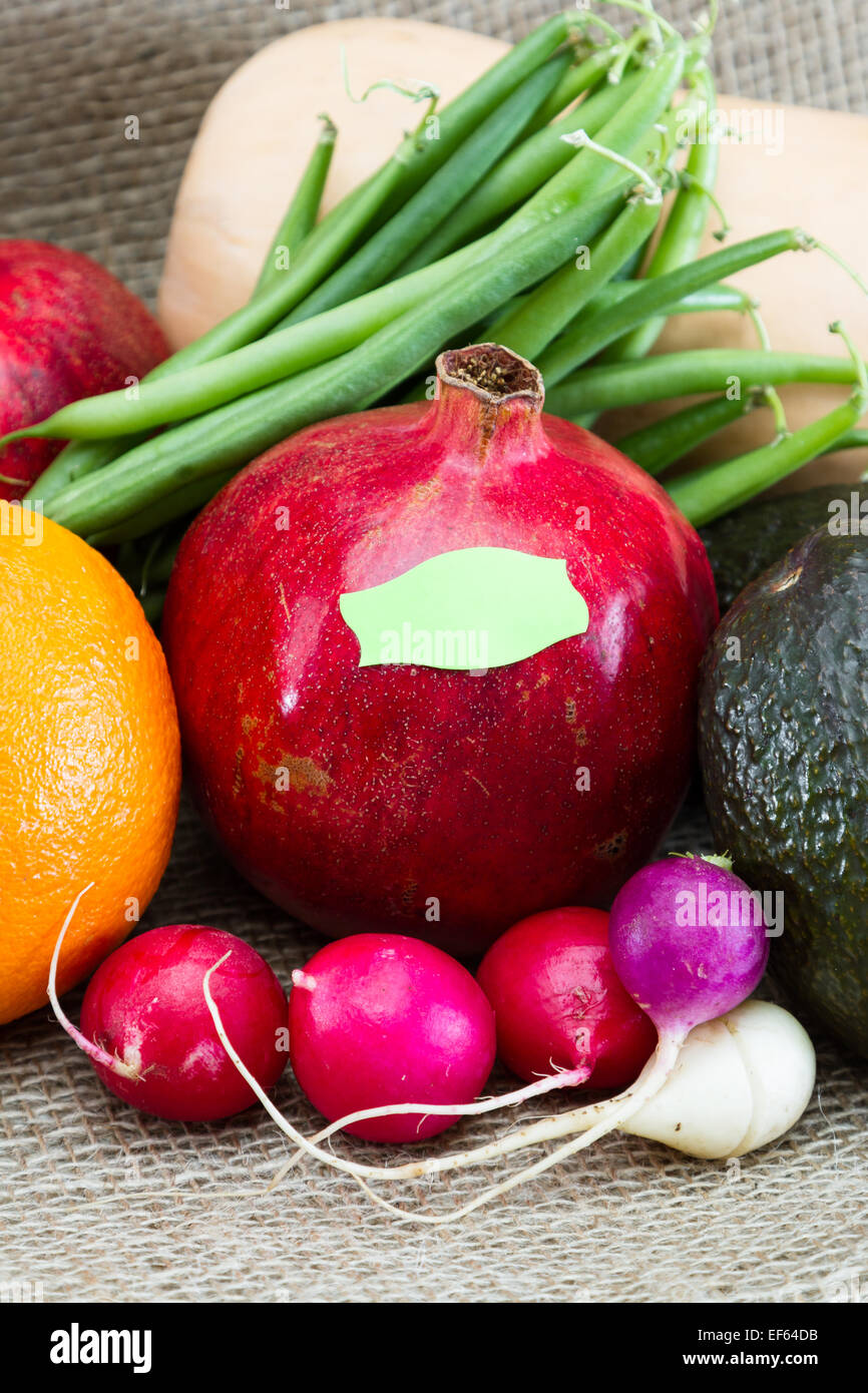 Las frutas y hortalizas frescas para un concepto de etiquetado de OGM alimentos orgánicos VRS Foto de stock
