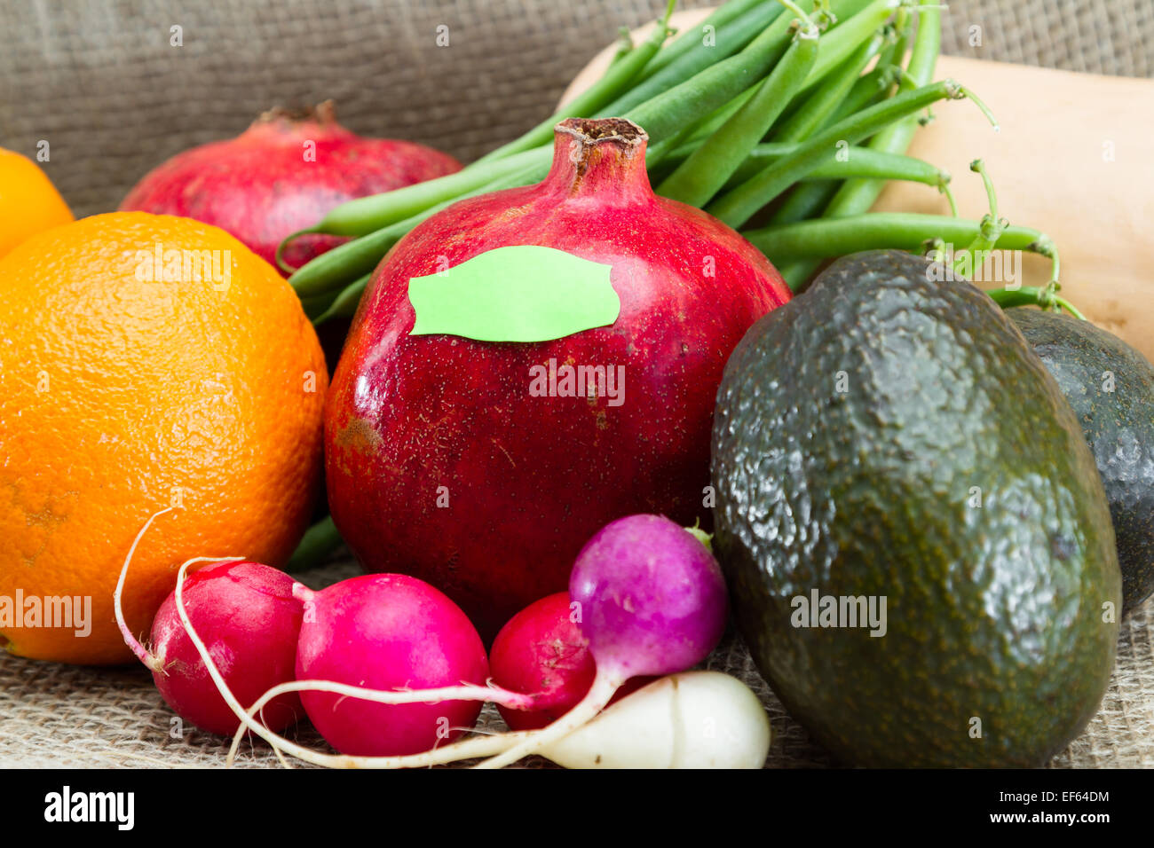 Las frutas y hortalizas frescas para un concepto de etiquetado de OGM alimentos orgánicos VRS Foto de stock