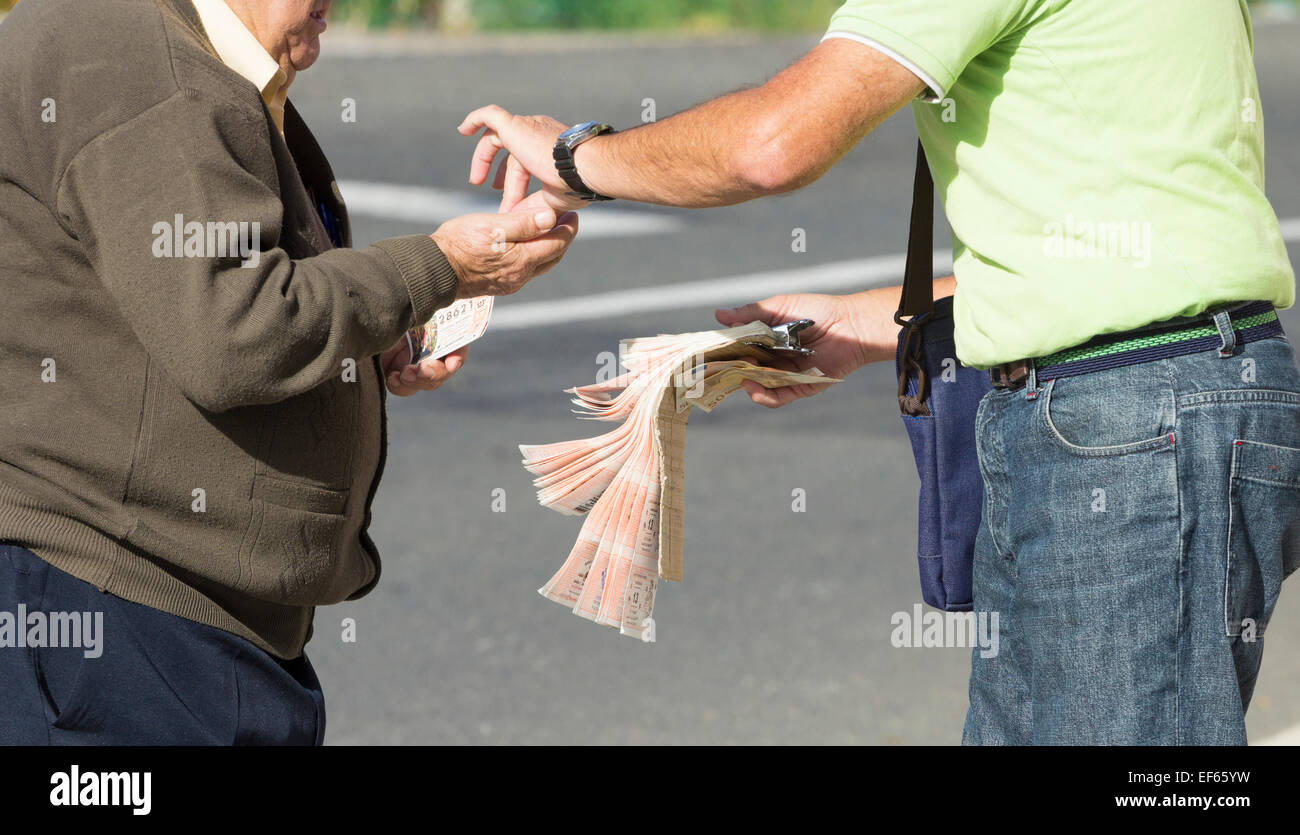 Ancianos hombre español comprar lotería Lotto ( ) del vendedor oficial en pueblo en España Foto de stock