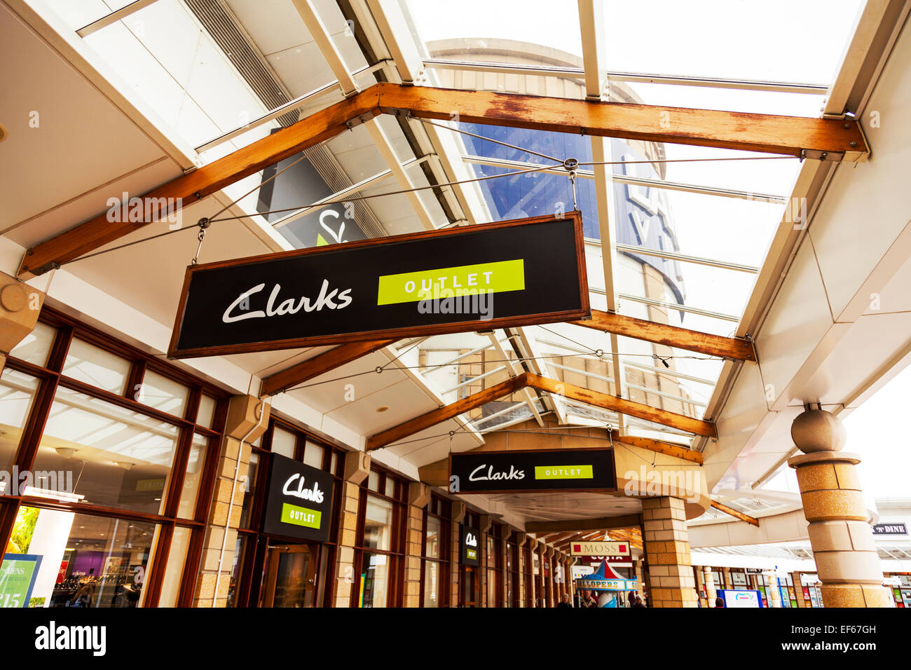 Señal de salida de zapatos Clarks Doncaster Lakeside tiendas tiendas tienda  Town South Yorkshire REINO UNIDO Inglaterra Fotografía de stock - Alamy