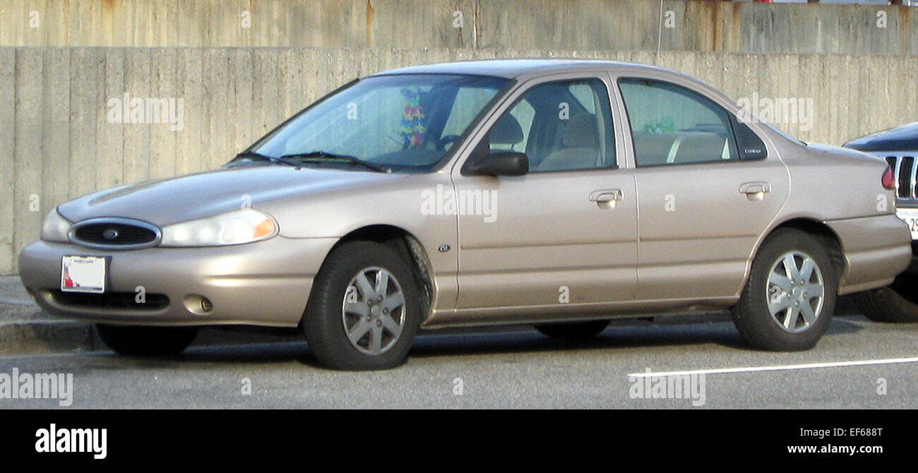 1998 2000 Ford Contour 04 10 2011 Fotografía de stock - Alamy