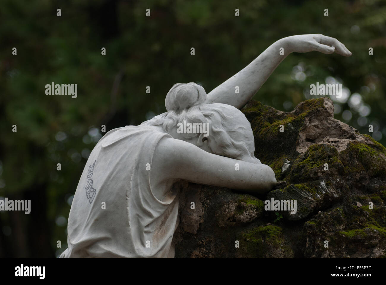 Figura del Ángel de la Grief en el museo Taman Prasati (museo del parque de piedra conmemorativo) en Yakarta, Indonesia. Foto de stock