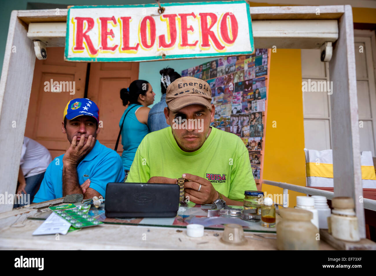 Relojero con su taller de la calle, de Viñales, provincia de Pinar del Río, Cuba Foto de stock