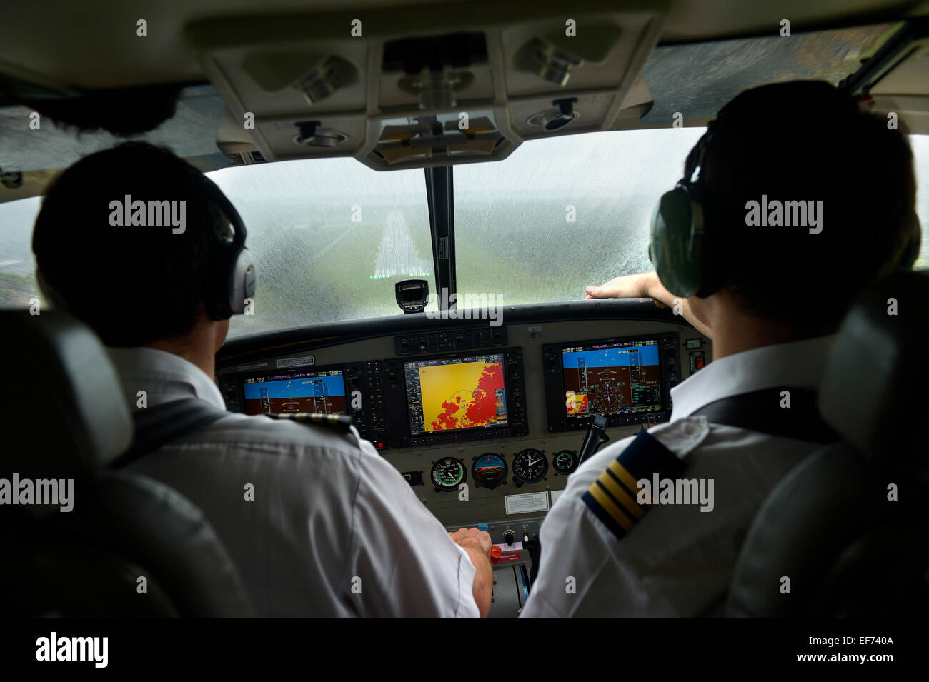 Cubierta de vuelo, el avión aterrizaba en la lluvia, Simeulue, Indonesia Foto de stock