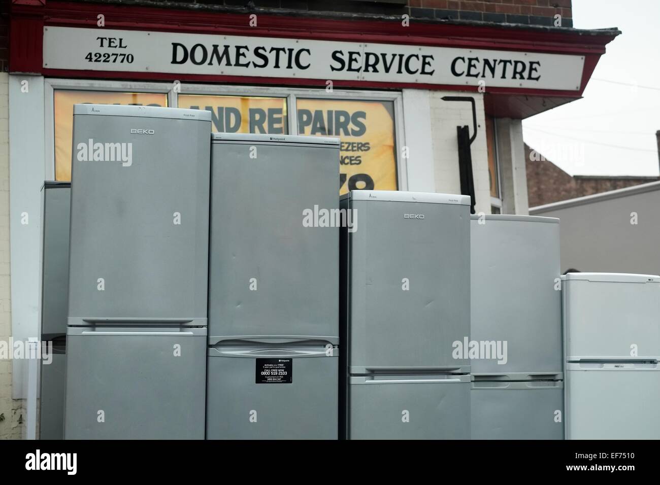 Frigoríficos congeladores de segunda mano se vende fuera de una tienda  Nottingham, Inglaterra Fotografía de stock - Alamy