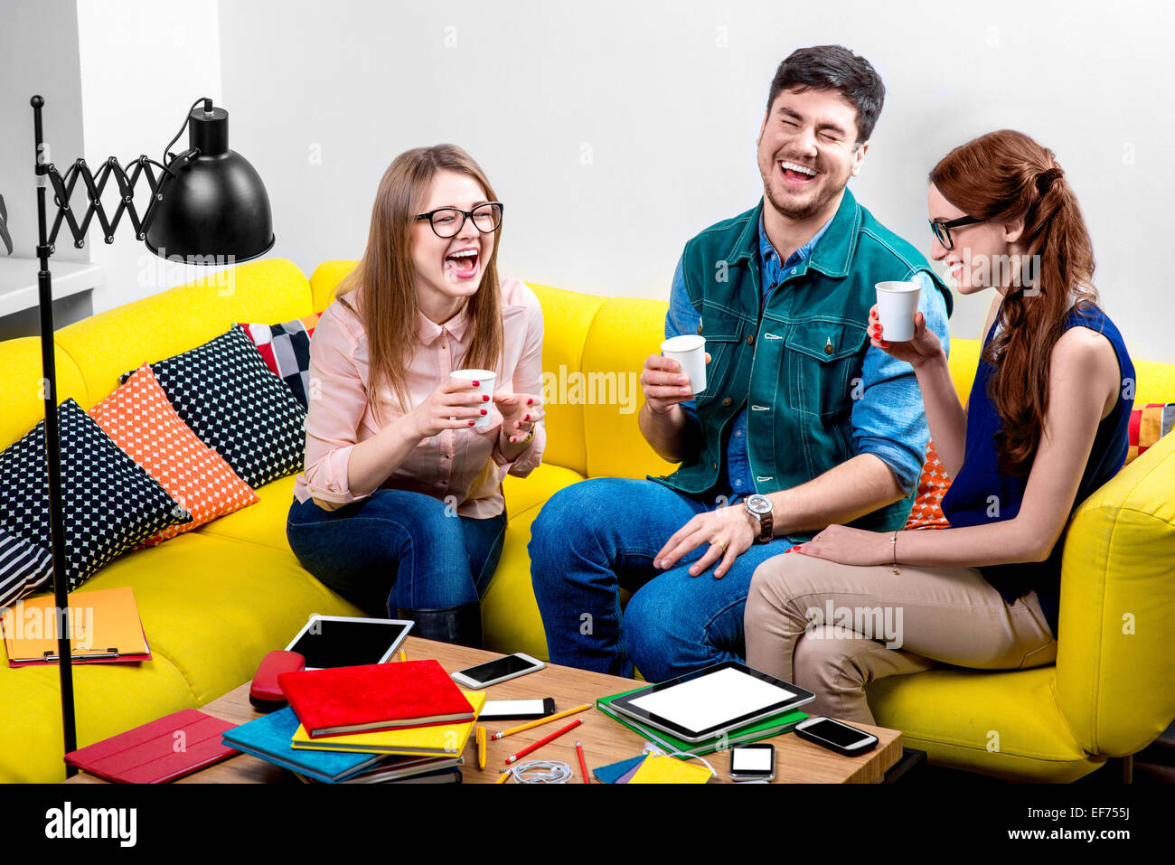 Amigos en el sofá Fotografía de stock - Alamy
