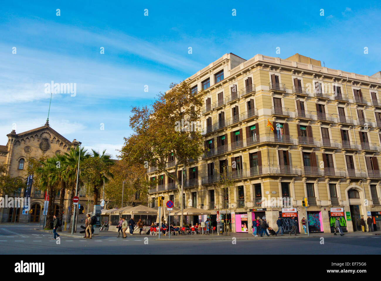 Plaça Universitat, la plaza en frente del edificio principal de la Universidad de Barcelona, España Foto de stock