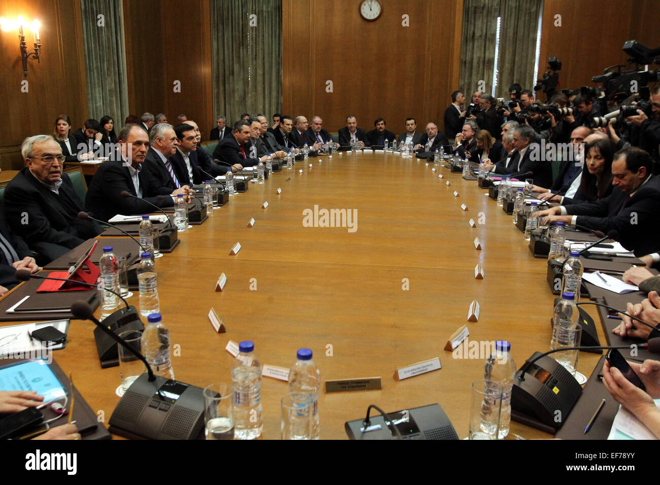 Atenas, el Parlamento en Atenas. 28 ene, 2015. Grecia es el Primer Ministro Alexis Tsipras (4ª, izquierda) preside la primera reunión de gabinete de su gobierno ante el Parlamento en Atenas, el 28 de enero de 2015. Grecia del nuevo primer ministro izquierdista dice que sus principales prioridades del gobierno son para negociar con socios de Grecia para resolver la situación financiera del país y hacer frente a lo que él describe como Grecia la crisis humanitaria. Crédito: Marios Lolos/Xinhua/Alamy Live News Foto de stock