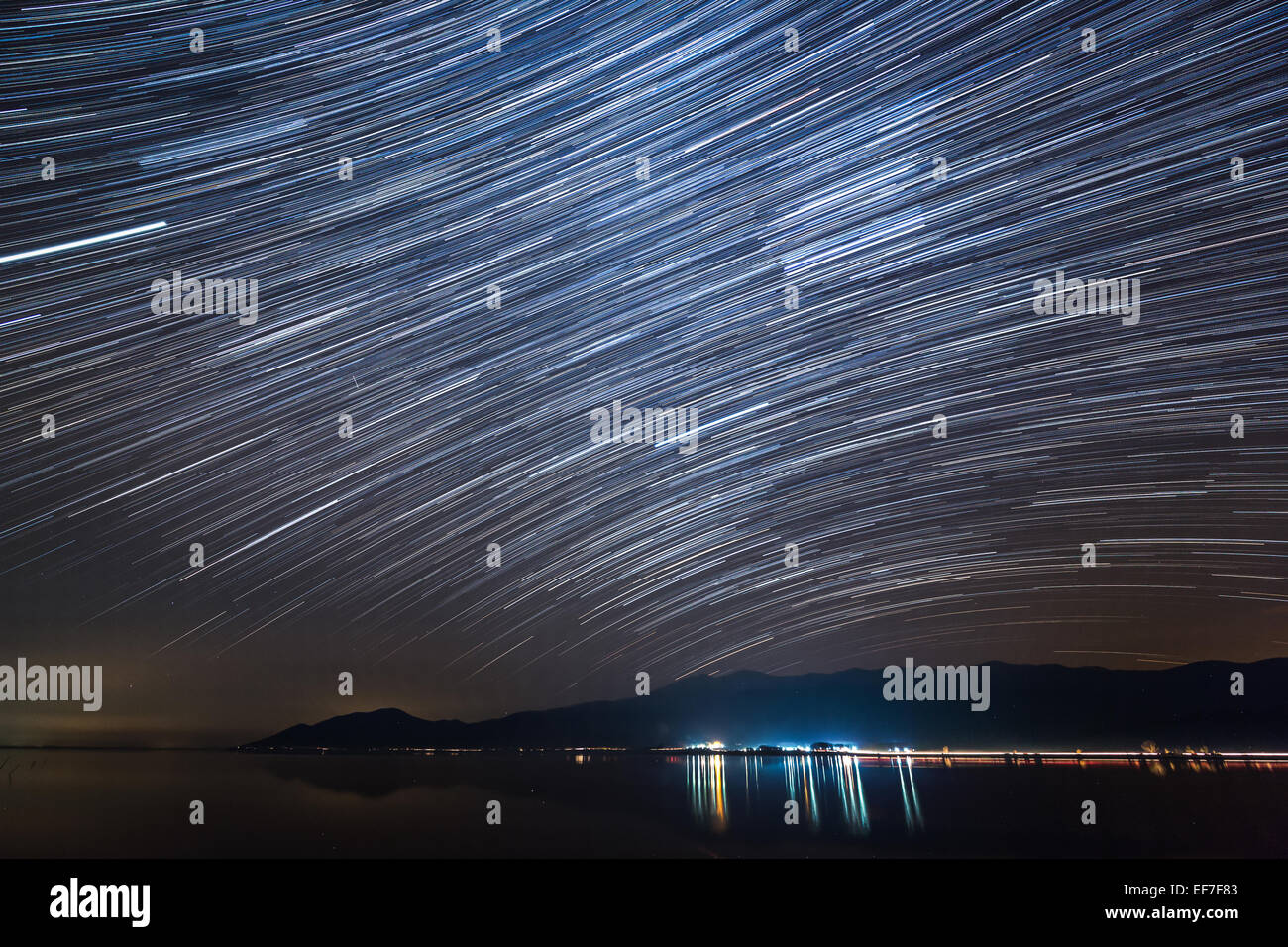 La larga exposición del movimiento de Estelas de estrellas sobre el lago Kerkini, en el norte de Grecia Foto de stock