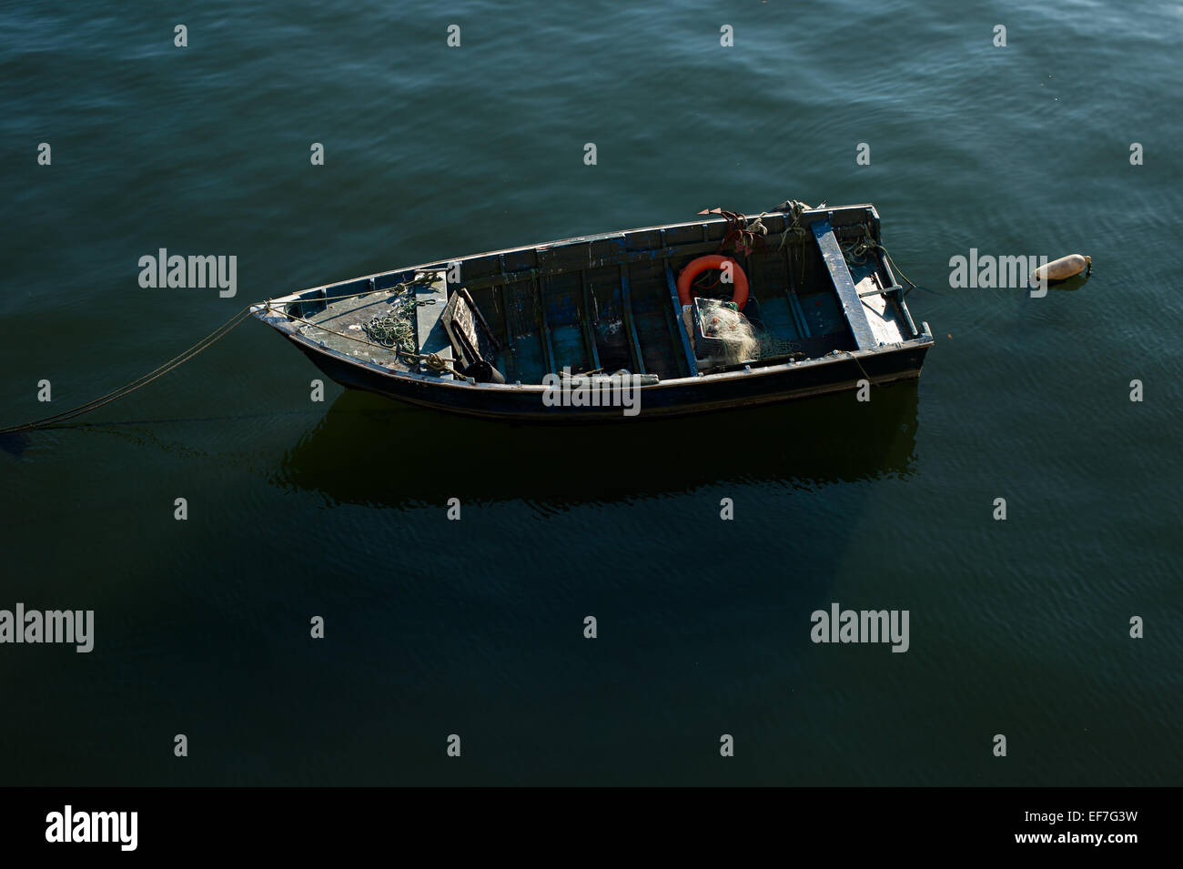 Barco pescador vacía en Porto, Portugal. Vista superior Foto de stock
