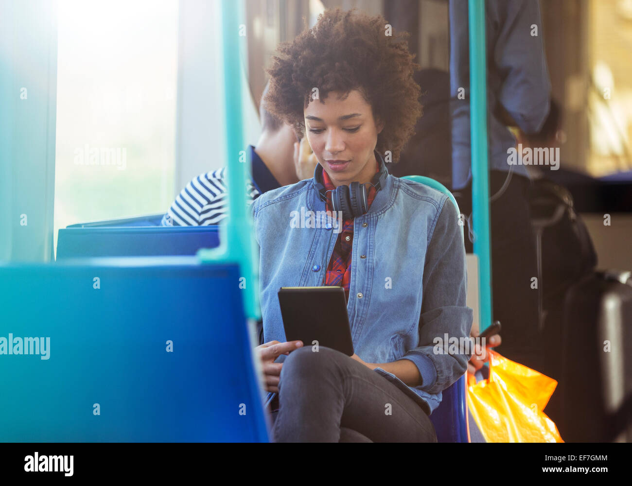 Mujer con digital tablet en tren Foto de stock