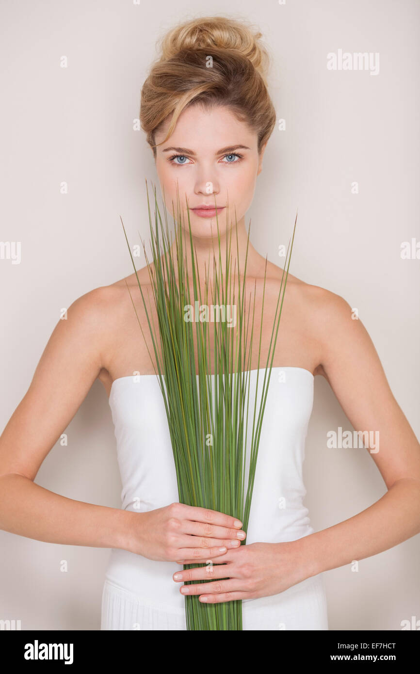 Hermosa mujer sosteniendo wheatgrass Foto de stock